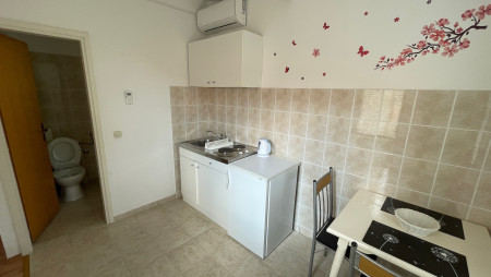 Třílůžkový apartmán č.11, klimatizace, kuchyňka,  bez balkonu, výhled do zahrady, možnost přistýlky
